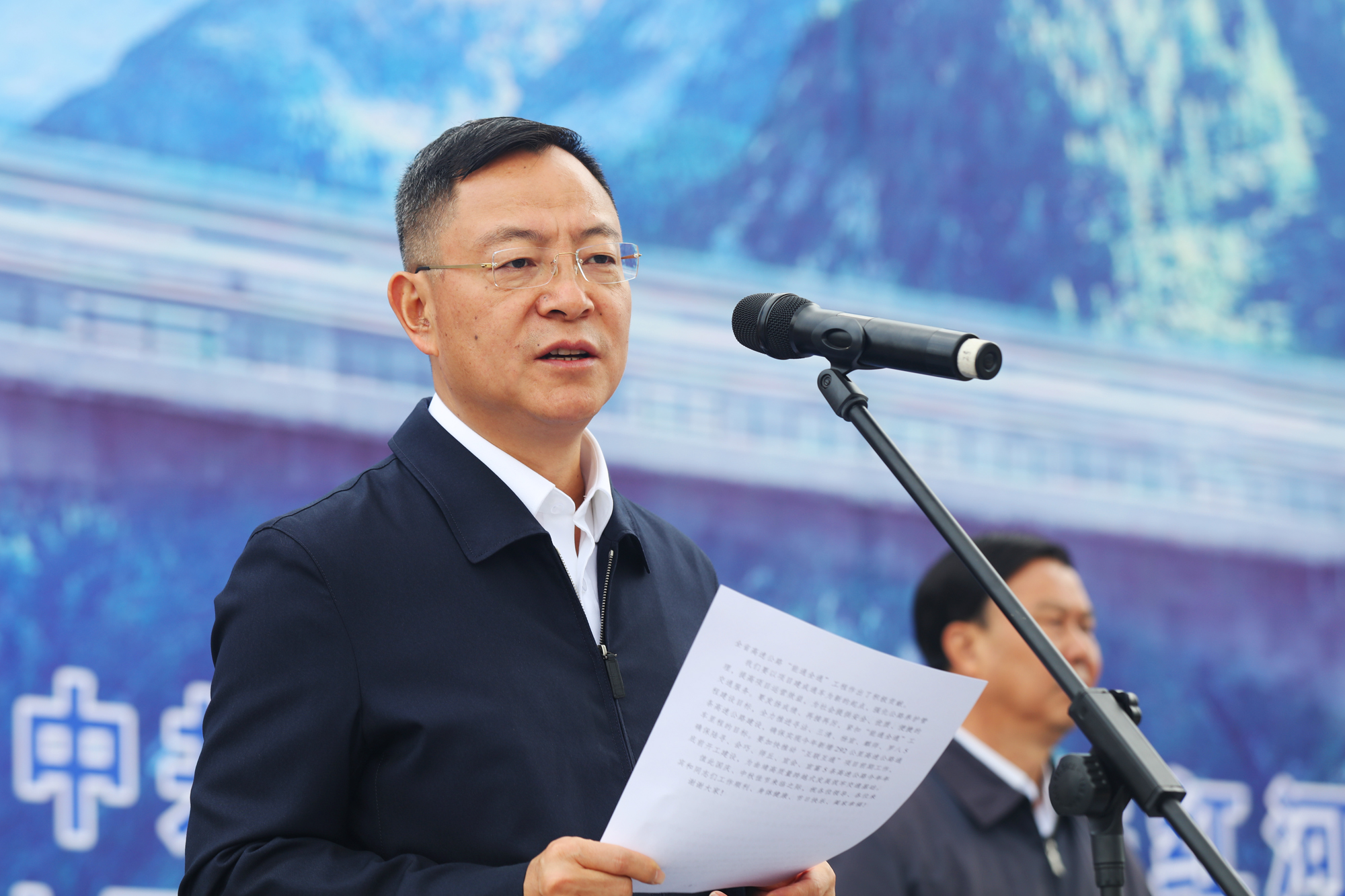 省委常委,曲靖市委书记李文荣宣布召泸高速公路通车.