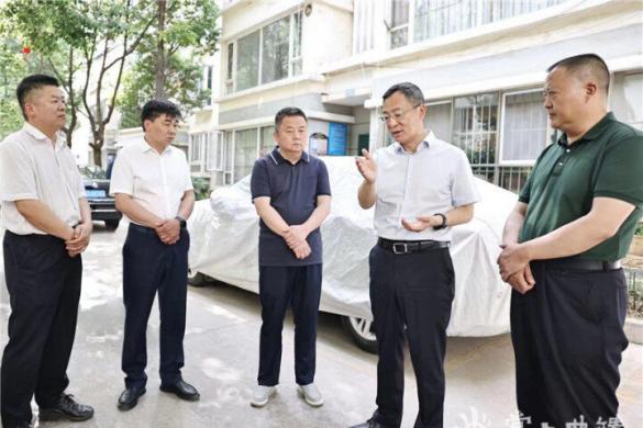 李石松到麒麟区调研信访包案化解工作并接待群众来访