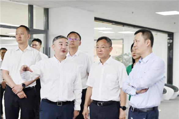 李石松在数字曲靖运营中心调研时强调：加大统筹力度  整合数据资源  推动“城市大脑”建设取得更大成效