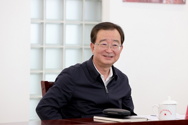 首页>头条>正文6月19日,省委书记王宁到省委群众来访接待室接待来访